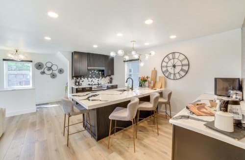 Gladstone House | Heated Garage, Walk to Waterfront: Michigan Escape