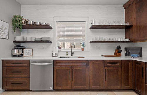 South Hyde Park House | Heights At Hyde Park Home - Walk to Nelson + Streetcar + Parking!