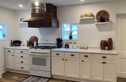 Carrollton House | Heritage House- 3 Bed, 1 Bath Newly Remodeled Modern Whole House Rental, Yard