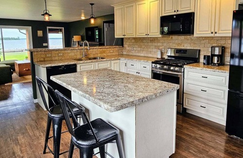 Hessel House | Hessel Bay Main Cabin : Idyllic Les Cheneaux Islands waterfront cabin sleeps 8