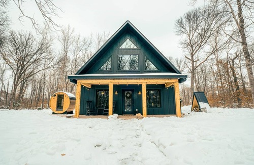 Jenkins Cabin | Hidden Gem. Cabin in woods. Sauna. Wood Fireplace. Pets ok.