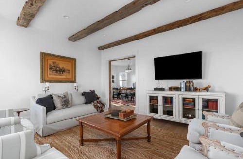 Van Dyne House | Highland Farmhouse Countryside Retreat with Farm Charm