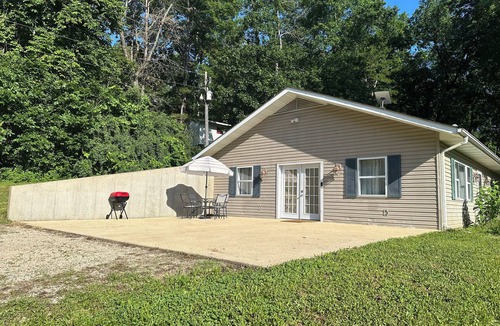 Van Buren House | Hill House - Family friendly escape in the Ozarks! 2 miles from Current River
