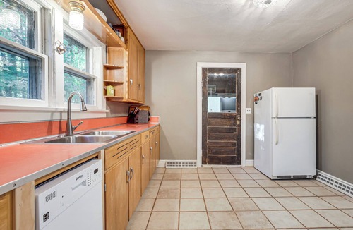 Wakefield Cottage | Hillside Home on 4 Wooded Acres by Sunday Lake
