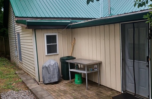 Eddyville House | Historic Cozy Cottage 5 to 10 Mins. from, Fishing, Golfing, Waterpark, Hunting