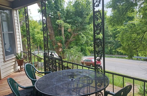 Eddyville House | Historic Cozy Cottage 5 to 10 Mins. from, Fishing, Golfing, Waterpark, Hunting