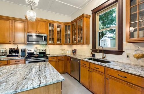 Augusta House | Historic Craftsman Hot Tub Walk to Wineries Katy Trail Dog Fr.