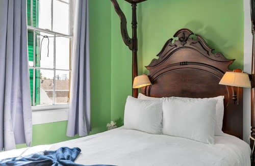 Esplanade Ridge Bed & Breakfast | Historic Esplanade suite with private balcony. Walk to French Quarter & City Park.