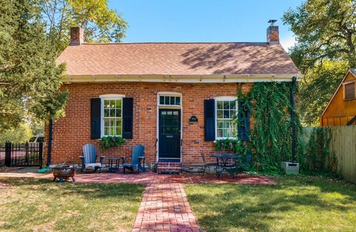 St. Charles Cottage | Historic headquarters of city founder! Gated parking!