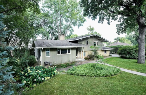 Merriam Park West House | Hockey - Basketball tournaments. ! Best location in St. Paul. Book it now