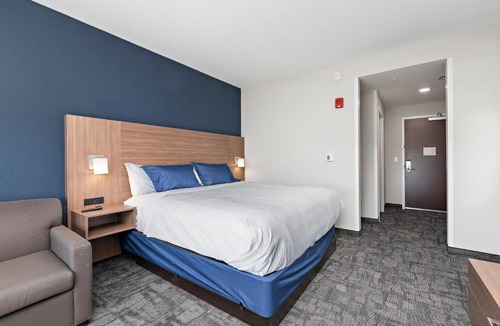Waldron Hotel | Holiday Inn Express Kansas City North - Parkville by IHG