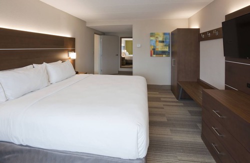 Roseville Hotel | Holiday Inn Express Roseville-St. Paul by IHG