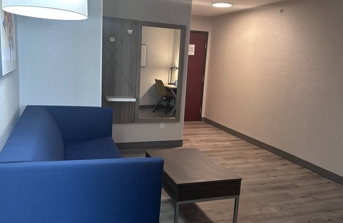 Southfield Hotel | Holiday Inn Express & Suites Southfield Detroit by IHG
