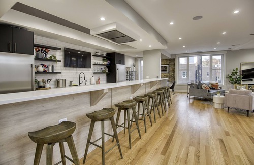 Wrigleyville Apartment | "Holy Cow"! 4bed 4bath Duplex Penthouse w/ 2,000 sqft Private Roof-Deck!