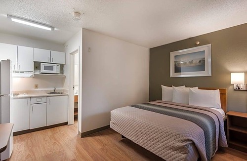 Independence Hotel | HomeTowne Studios by Red Roof Kansas City - Independence, MO