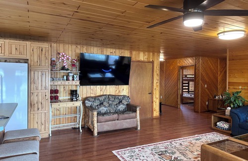 Christmas House | Hot tub*beautiful views*lakefront*close to PRNL