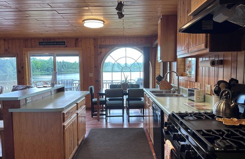 Christmas House | Hot tub*beautiful views*lakefront*close to PRNL