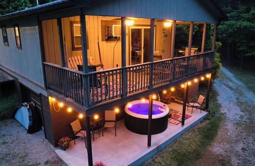 Wellington Cottage | HOT TUB COTTAGE near Cave Run Lake, Kentucky, Red River Gorge,Morehead Kentucky