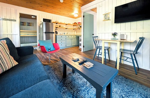 Mayfield Cottage | Hot Tub Escape - Peaceful Lake Cabin-Kayaks, Canoe, Pedalboat - Pet friendly