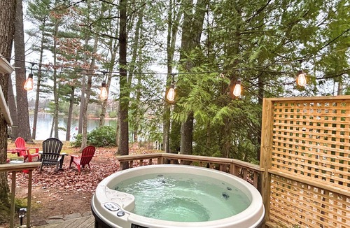 Mayfield Cottage | Hot Tub Escape - Peaceful Lake Cabin-Kayaks, Canoe, Pedalboat - Pet friendly