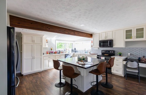 Grand Rivers House | Hot Tub + Fire pit + Corn Hole + BBQ + Game Room + Spa Bath