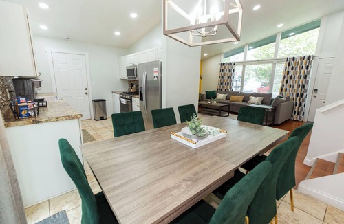 Georgetown House | Hot Tub Game Room Fire Pit Mini Golf Spacious 4BR 1.5m to Notre Dame
