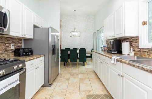 Georgetown House | Hot Tub Game Room Fire Pit Mini Golf Spacious 4BR 1.5m to Notre Dame