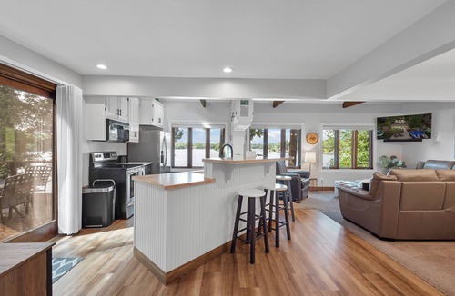 Plymouth House | Hot Tub, Kayaks, SUP's & Firepit