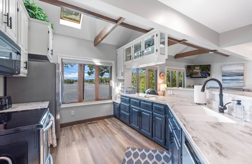 Plymouth House | Hot Tub, Kayaks, SUP's & Firepit