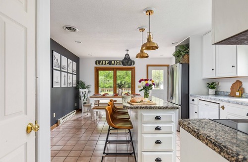Covert House | Hot Tub | Pool Table | Patio | Walk 2 Beach | 10 min South Haven