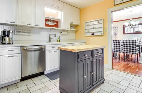 La Salle House | Hot Tub & Private Beach! Lake Erie Family Getaway