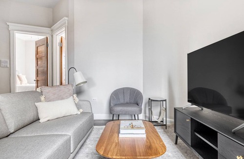 Wrigleyville Apartment | Ideal Lakeview 2BR near Wrigley Field, 1 block to Red Line, by Blueground