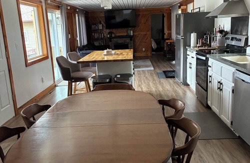Cascade House | Immersed in Nature, Hot Tub, Sleeps 9, EV Charger