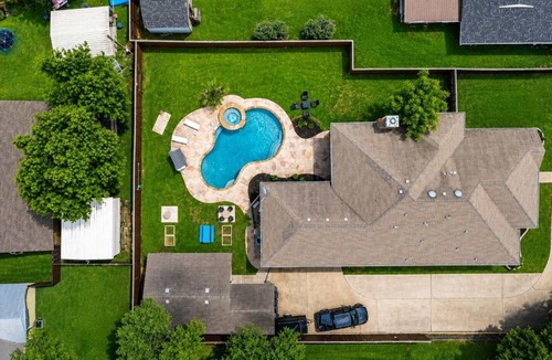Irving House | Impressive 5BR 3,5BA Holiday Home with Pool, Game Room & Cinema Room