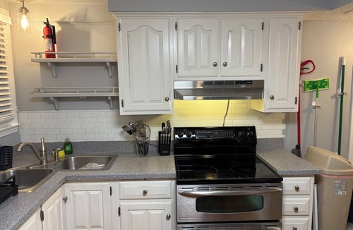 Redford House | Indoor heated pool & jacuzzi with 150" screen just 10 mins from Downtown Detroit