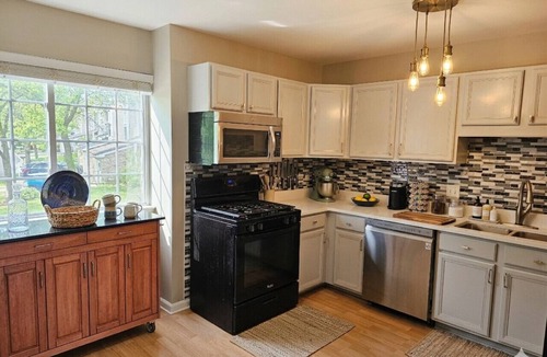 Grayslake House | Insurance & Workers | 5 Beds | Easy S