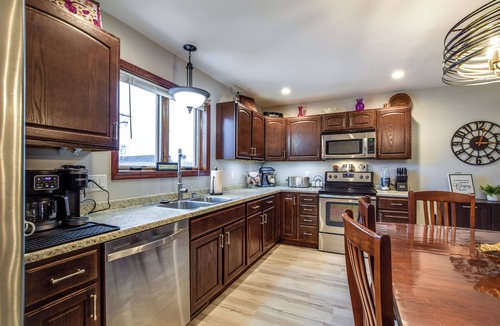 New Glarus House | JULY-AUG 2026-NEW BOOKING SPECIAL at The Belvedere just Steps to downtown.