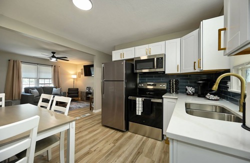 Blue Springs House | Kansas City Soccer Stay | Near Stadiums-Sleeps 10