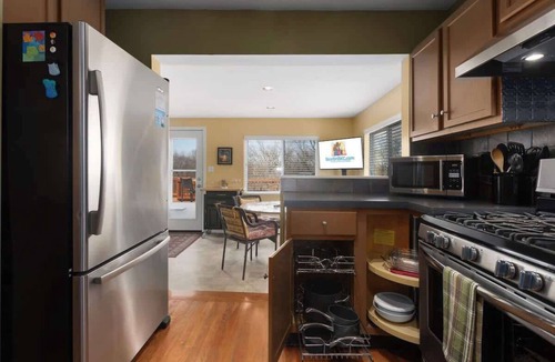 Rosedale House | KC Favorite Sleeps8 BBQ+DECK &Pets Welcome MAJOR INTERNATIONAL SPORTING EVENT