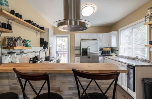 Highland Park House | Kickback House (Small Events Ok, Sleeps 12 w/bar & smoke room)