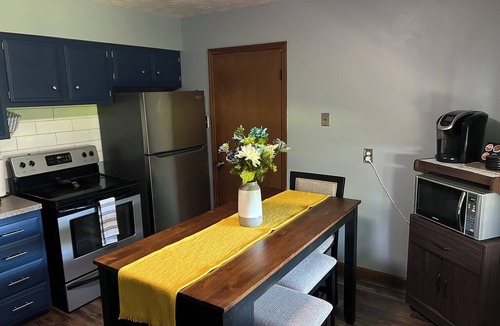 Farmington House | King Bed, game room minutes from downtown, golf courses + BIG back yard sleeps 8