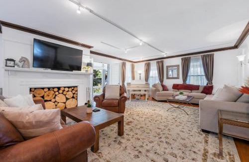 Geneva Apartment | - King Bed - Massive Yard - Fully Equipped Condo