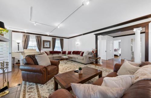 Geneva Apartment | - King Bed - Massive Yard - Fully Equipped Condo