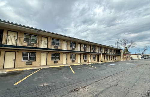 Des Plaines Apartment | King Bed Non-Smoking