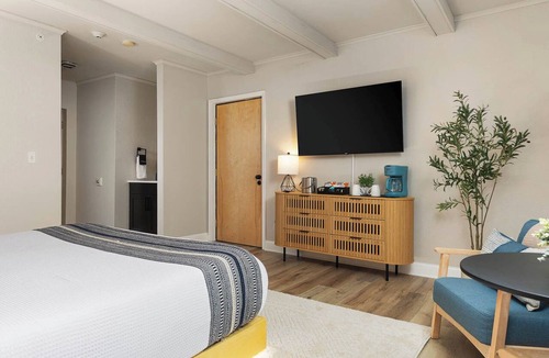 Rapid City Hotel | King Room Near Torch Lake | Hot Tub, Sauna, Resort Amenities