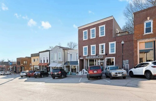 Parkville Apartment | King Suite|1BR| In Parkville Desk Shopping