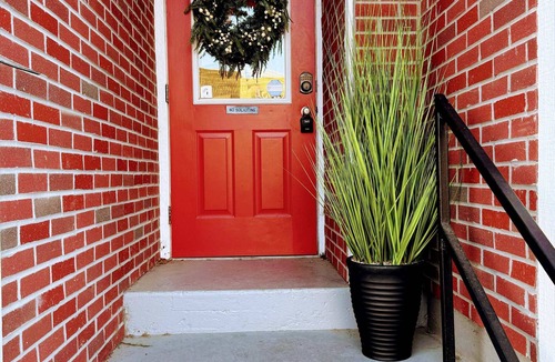 Parkville Apartment | King Suite|1BR| In Parkville Desk Shopping