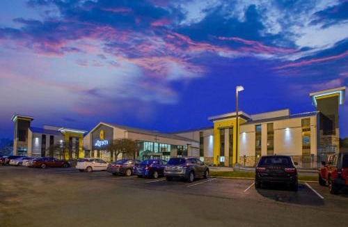Romulus Hotel | La Quinta Inn & Suites by Wyndham Detroit Metro Airport