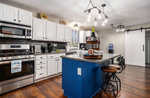Plainwell House | Lake Access + Hot Tub + Sauna + BBQ + Kayaks