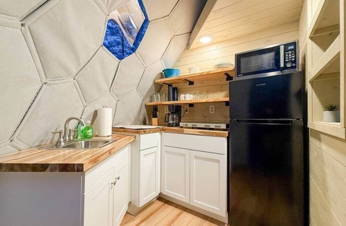 Brookport RV Rental | Lake Double Dome w Hot Tub – Space Cowboy Retreat!